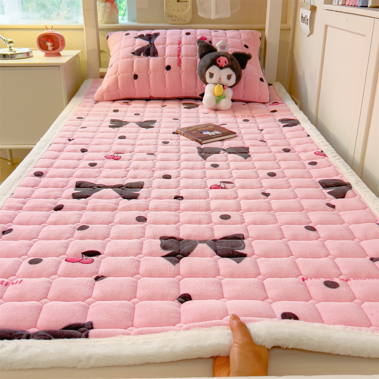 丝幔家纺 2025新款牛奶绒印花床护垫学生款 芭比蝴蝶结