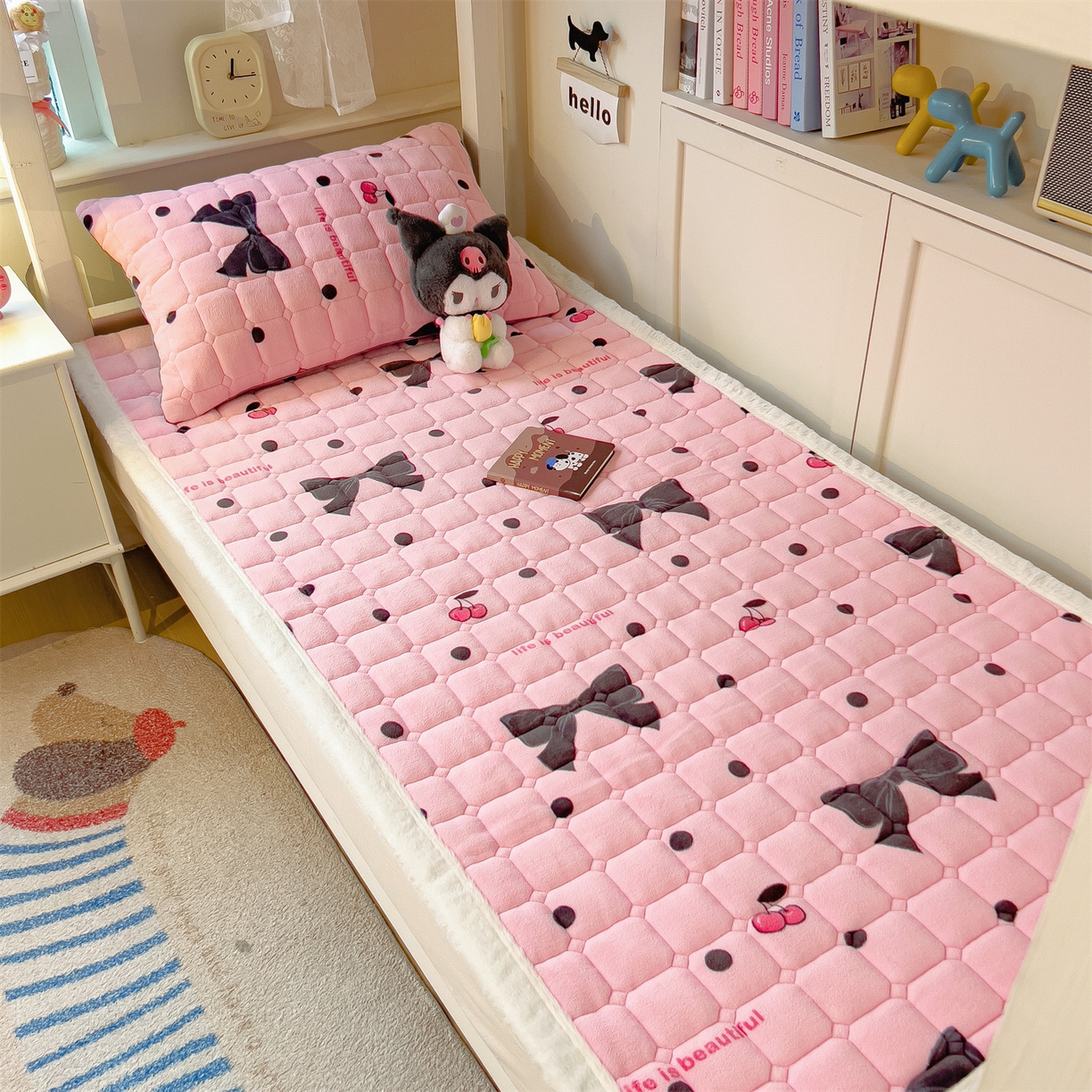 91家纺网 家纺一手货源 找家纺 丝幔家纺 2025新款牛奶绒印花床护垫学生款 芭比蝴蝶结