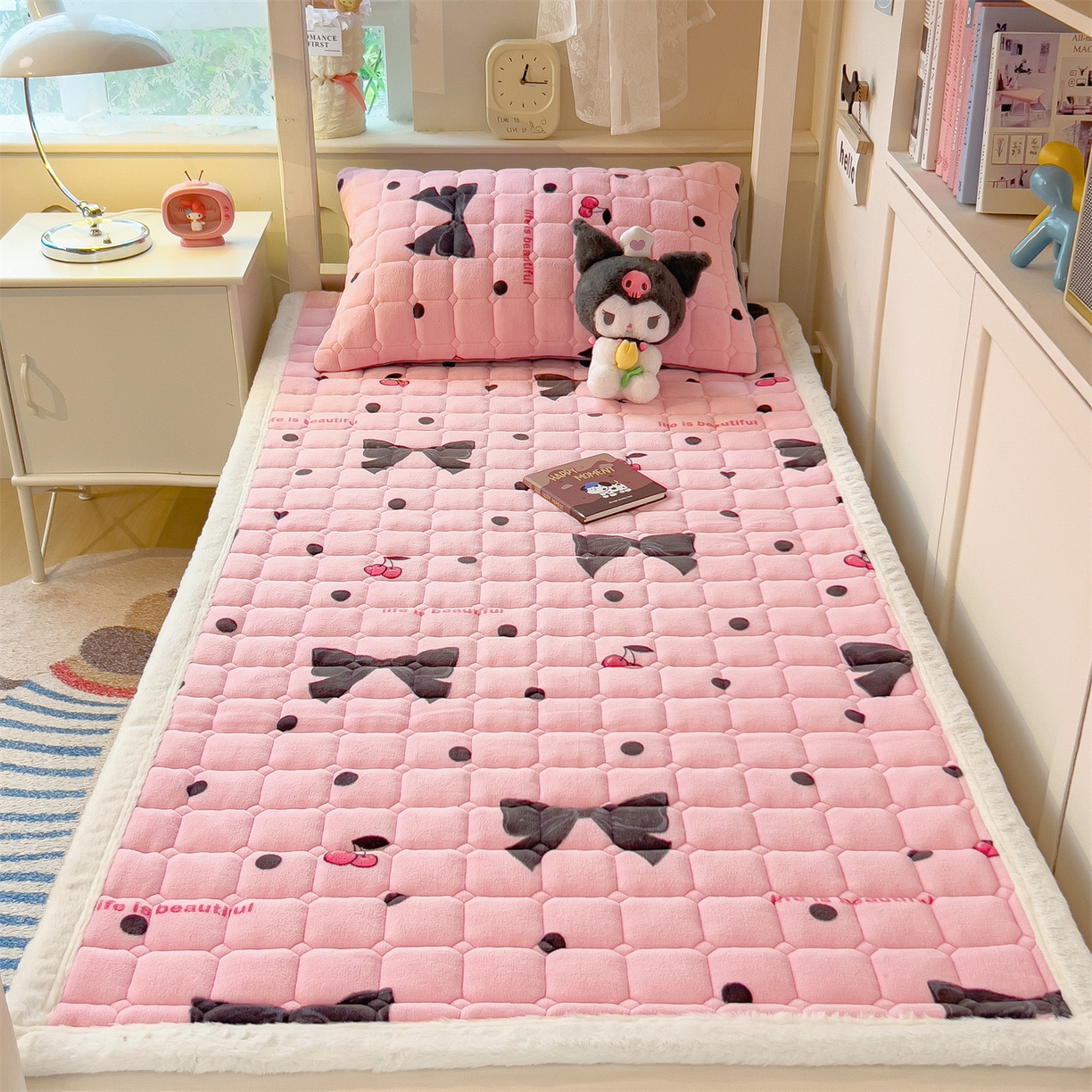 91家纺网 家纺一手货源 找家纺 丝幔家纺 2025新款牛奶绒印花床护垫学生款 芭比蝴蝶结