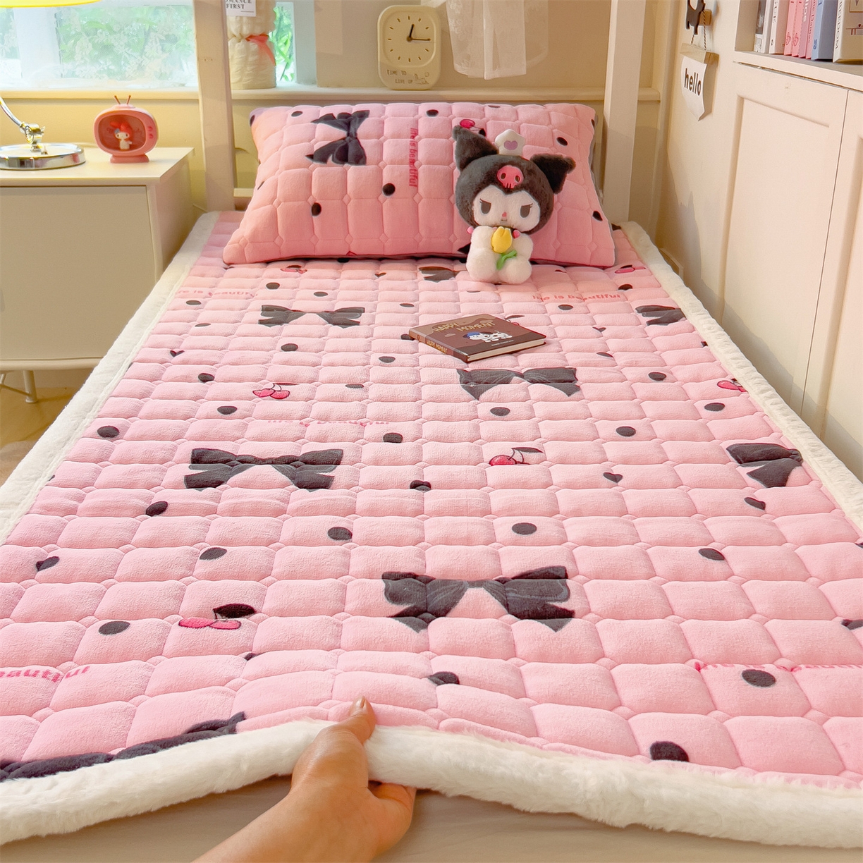 91家纺网 家纺一手货源 找家纺 丝幔家纺 2025新款牛奶绒印花床护垫学生款 芭比蝴蝶结