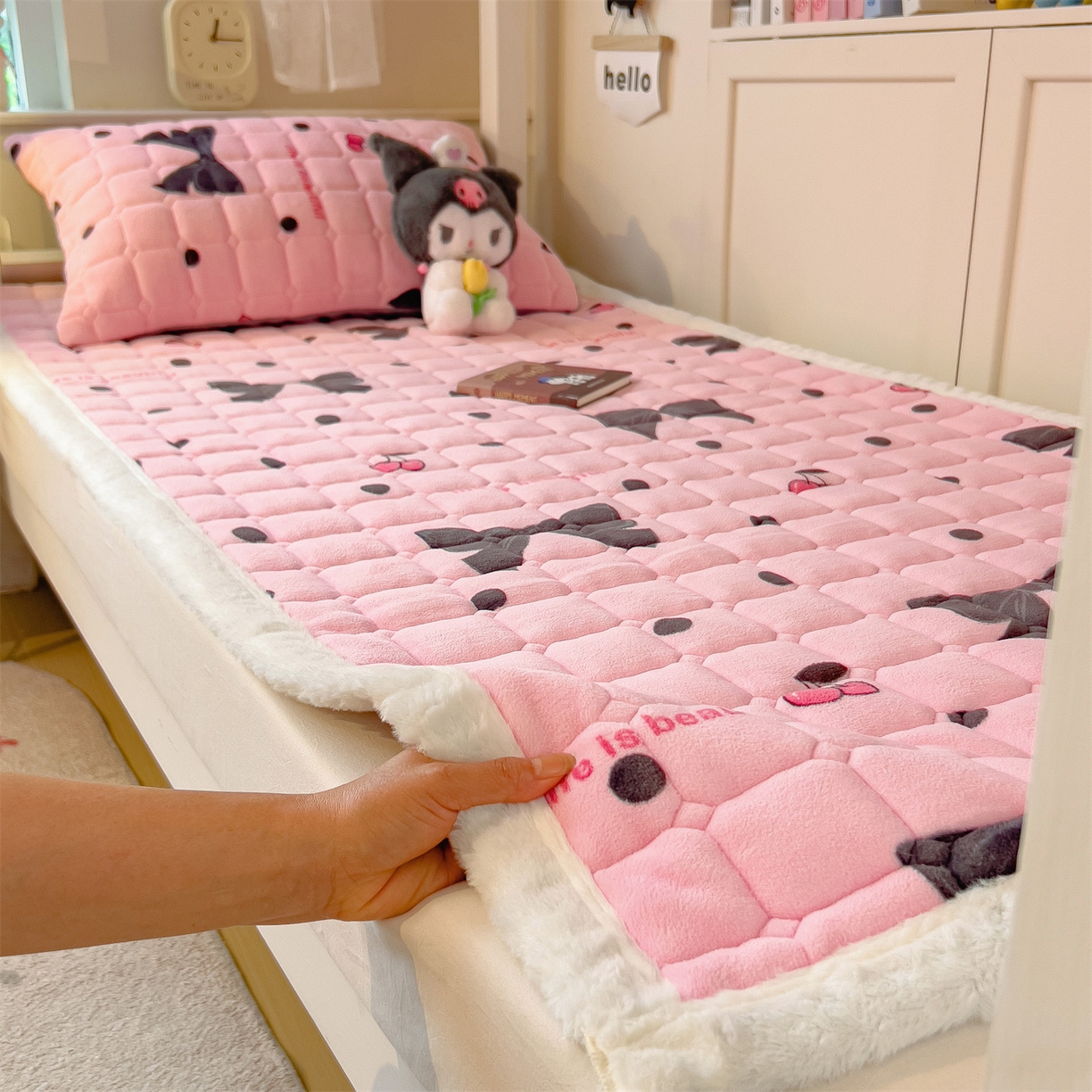 91家纺网 家纺一手货源 找家纺 丝幔家纺 2025新款牛奶绒印花床护垫学生款 芭比蝴蝶结