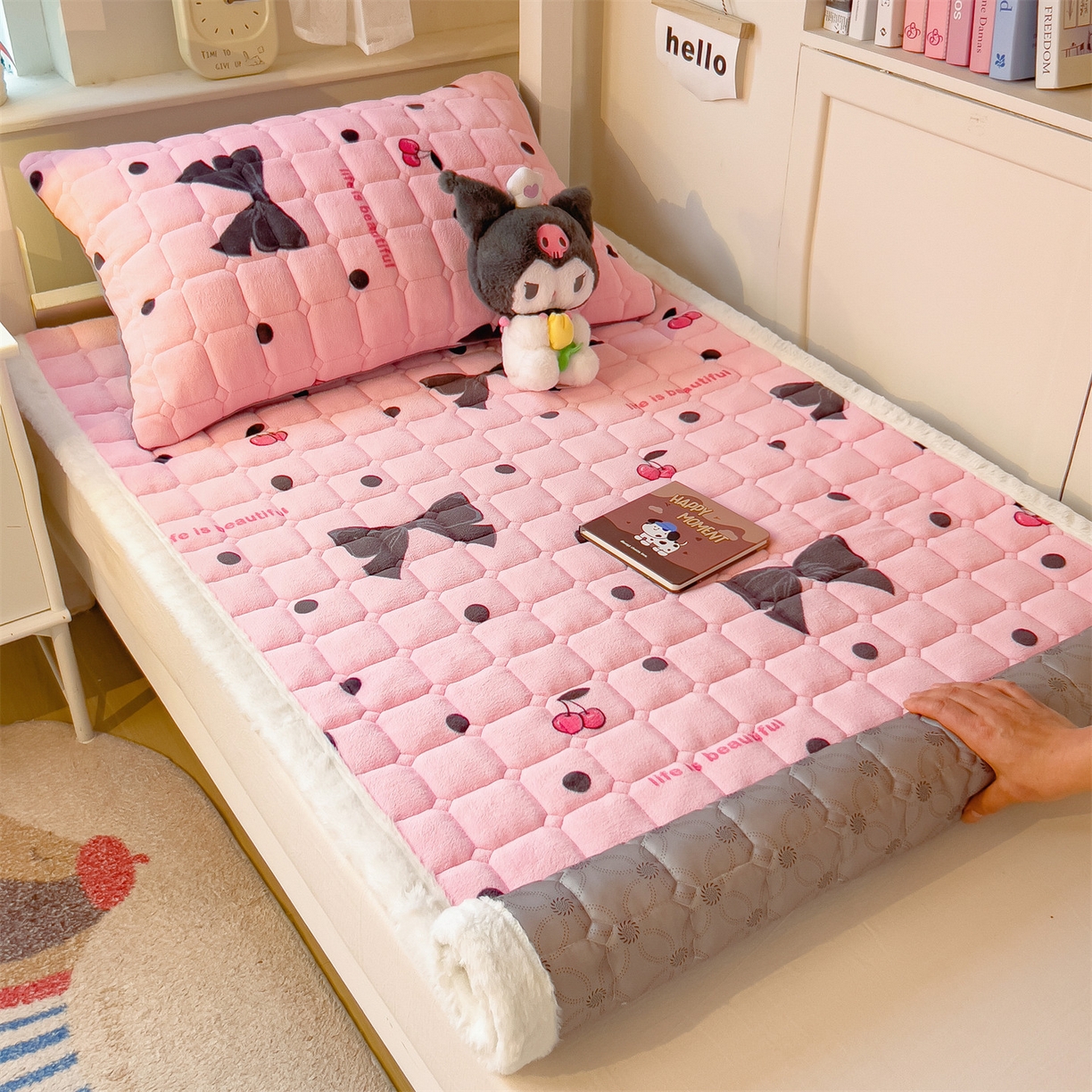 91家纺网 家纺一手货源 找家纺 丝幔家纺 2025新款牛奶绒印花床护垫学生款 芭比蝴蝶结