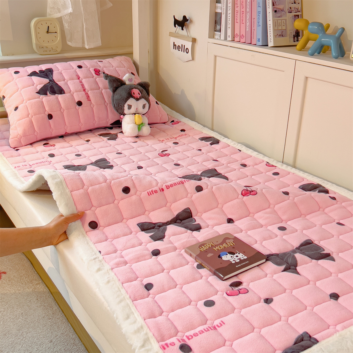 91家纺网 家纺一手货源 找家纺 丝幔家纺 2025新款牛奶绒印花床护垫学生款 芭比蝴蝶结