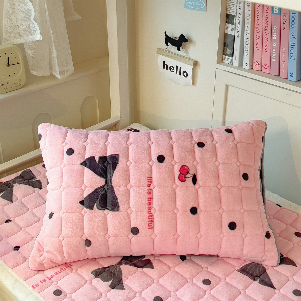 91家纺网 家纺一手货源 找家纺 丝幔家纺 2025新款牛奶绒印花床护垫学生款 芭比蝴蝶结