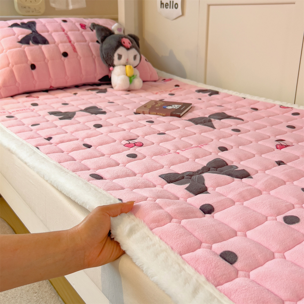 91家纺网 家纺一手货源 找家纺 丝幔家纺 2025新款牛奶绒印花床护垫学生款 芭比蝴蝶结