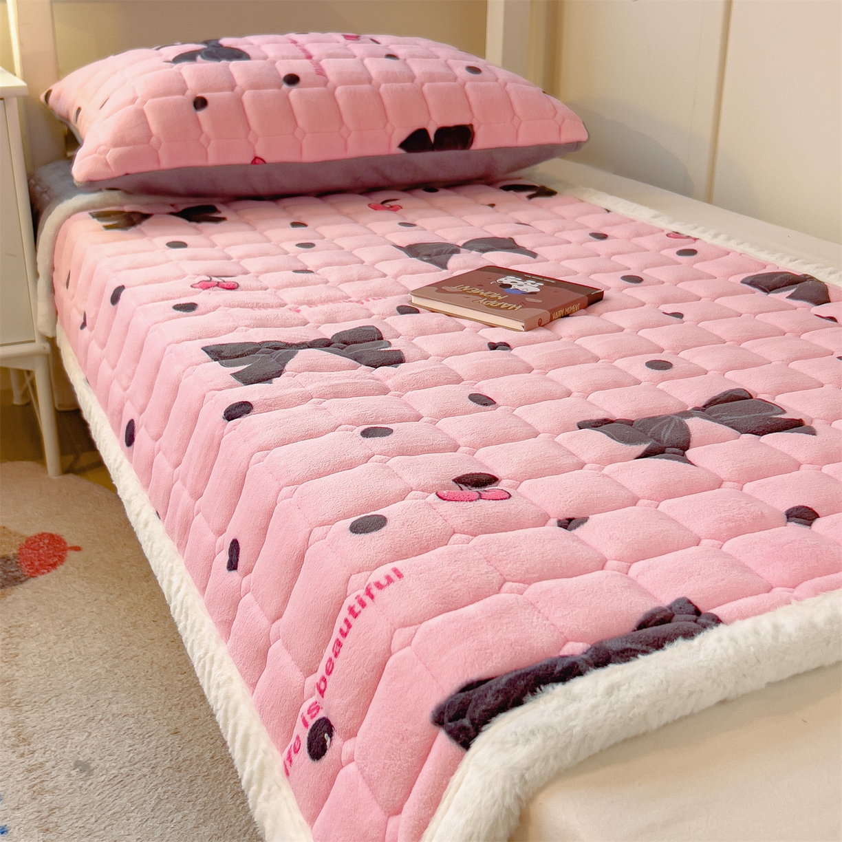 91家纺网 家纺一手货源 找家纺 丝幔家纺 2025新款牛奶绒印花床护垫学生款 芭比蝴蝶结