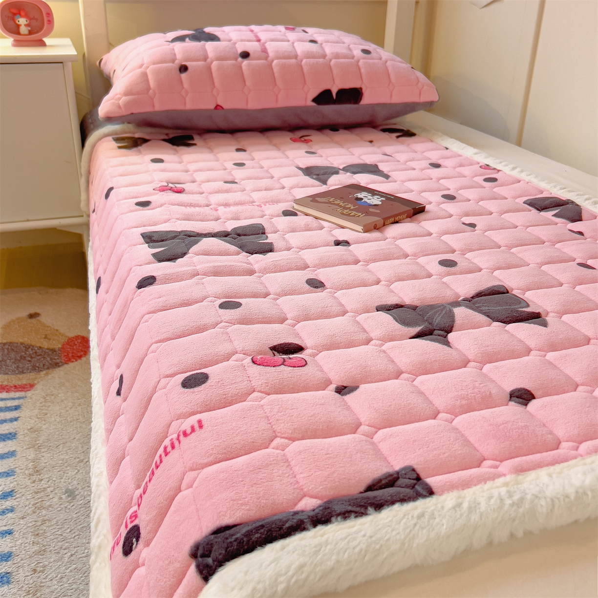 91家纺网 家纺一手货源 找家纺 丝幔家纺 2025新款牛奶绒印花床护垫学生款 芭比蝴蝶结