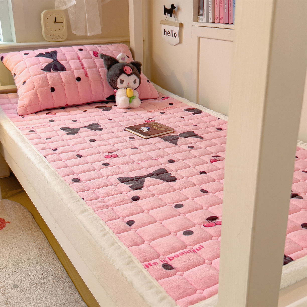 91家纺网 家纺一手货源 找家纺 丝幔家纺 2025新款牛奶绒印花床护垫学生款 芭比蝴蝶结