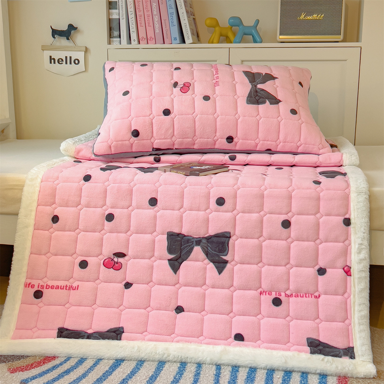 91家纺网 家纺一手货源 找家纺 丝幔家纺 2025新款牛奶绒印花床护垫学生款 芭比蝴蝶结