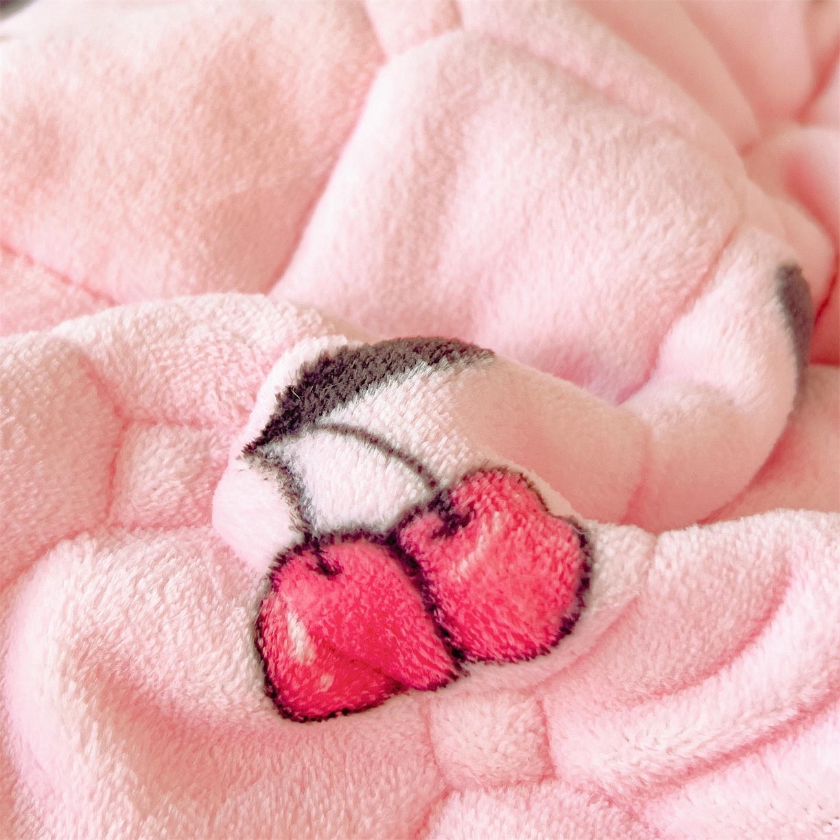 91家纺网 家纺一手货源 找家纺 丝幔家纺 2025新款牛奶绒印花床护垫学生款 芭比蝴蝶结