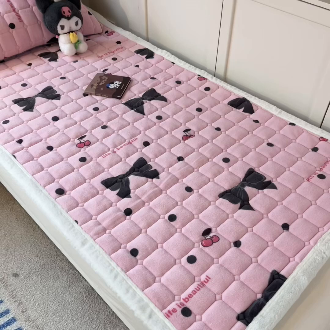 91家纺网 家纺一手货源 找家纺 丝幔家纺 2025新款牛奶绒印花床护垫学生款 芭比蝴蝶结