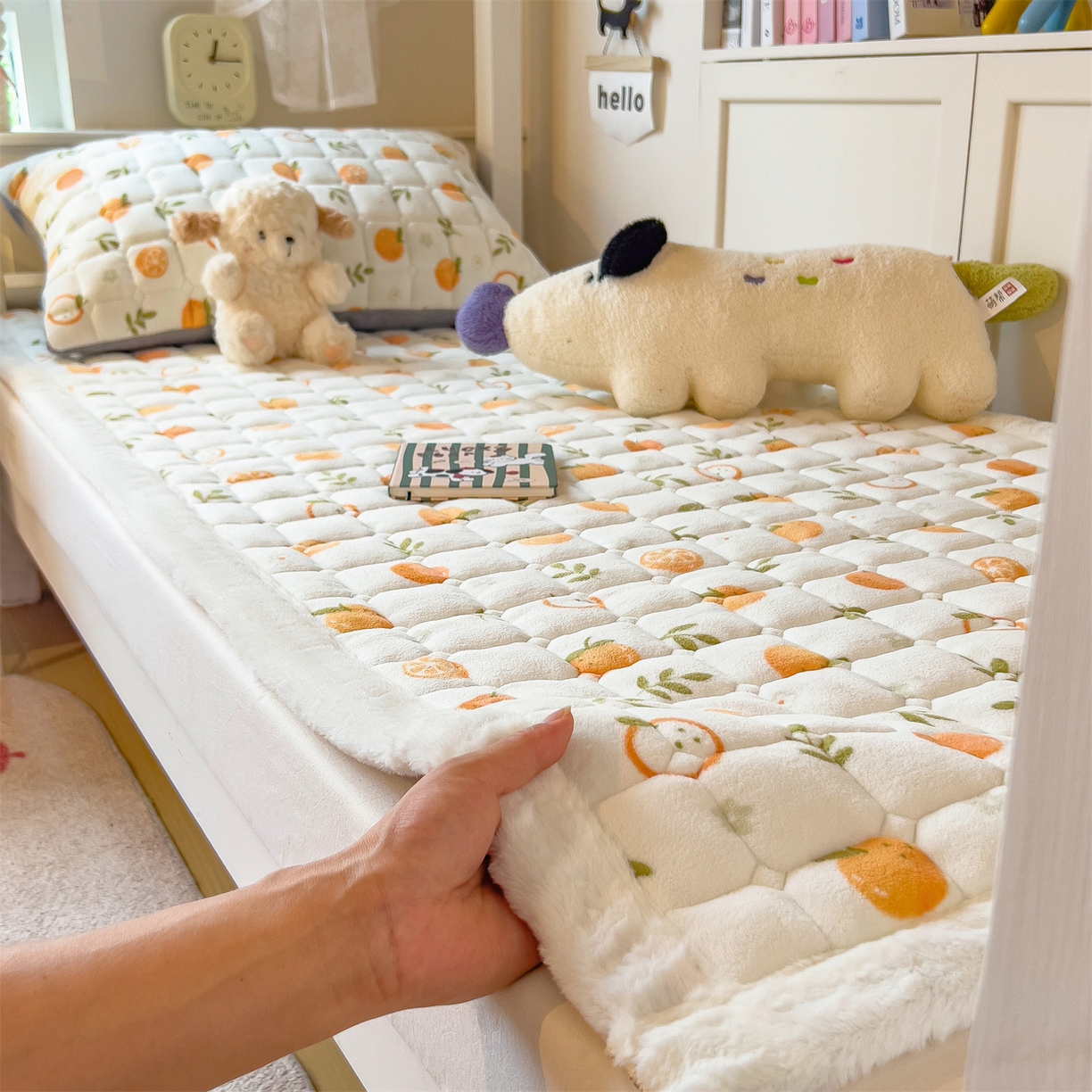 91家纺网 家纺一手货源 找家纺 丝幔家纺 2025新款牛奶绒印花床护垫学生款 大橘大利