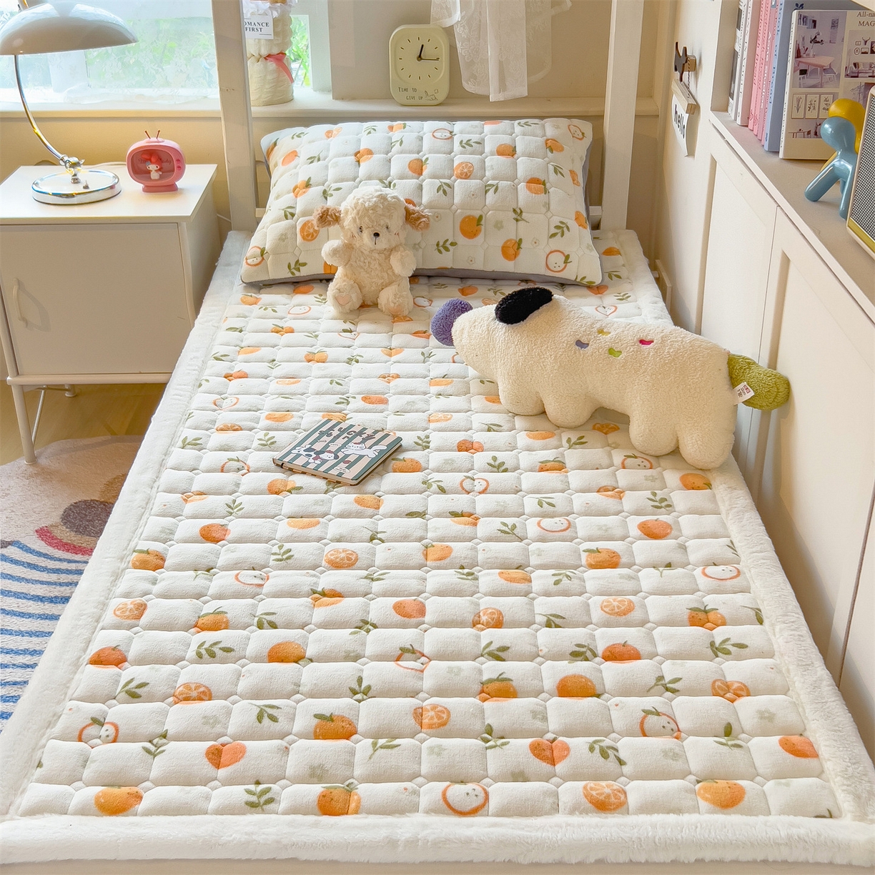 91家纺网 家纺一手货源 找家纺 丝幔家纺 2025新款牛奶绒印花床护垫学生款 大橘大利