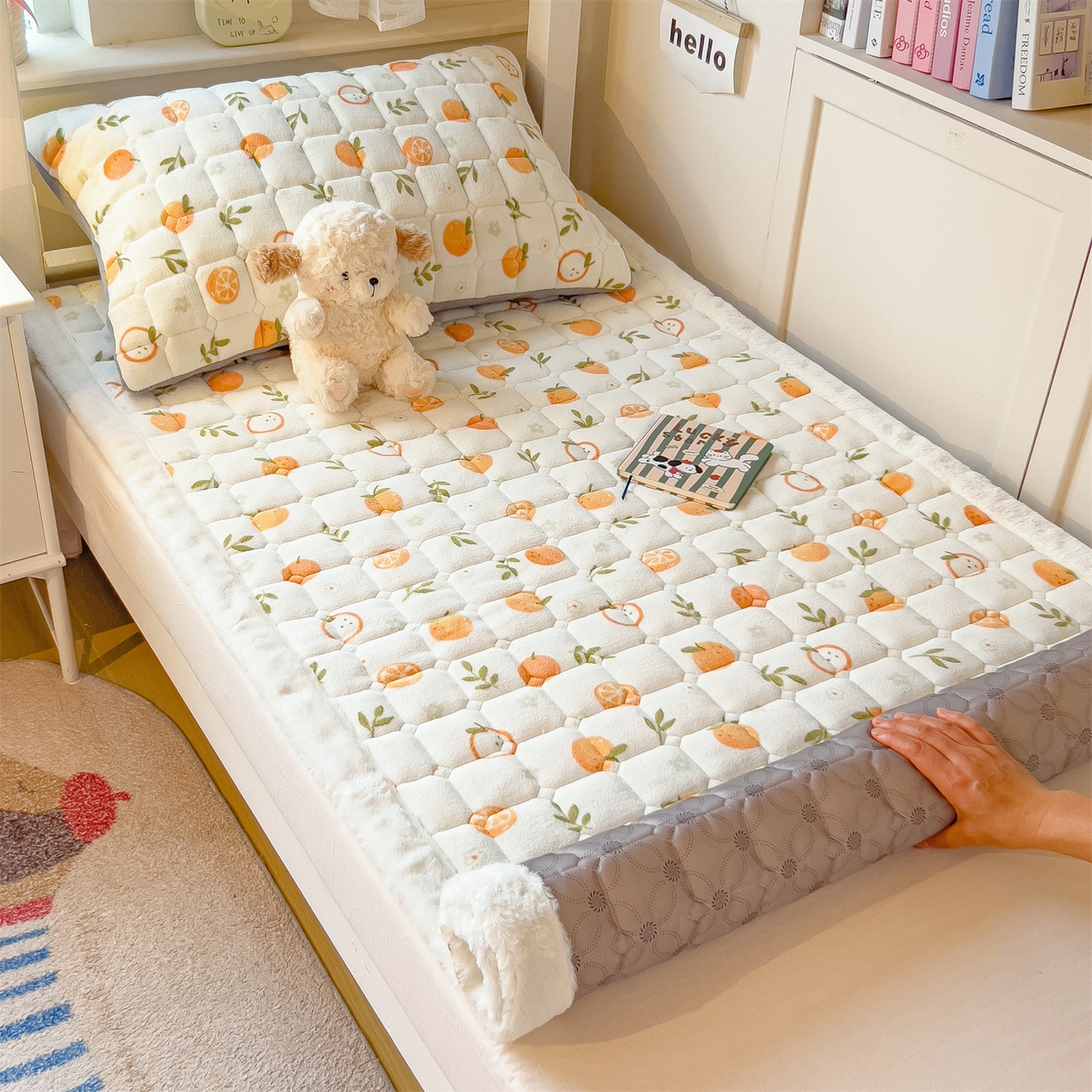 91家纺网 家纺一手货源 找家纺 丝幔家纺 2025新款牛奶绒印花床护垫学生款 大橘大利