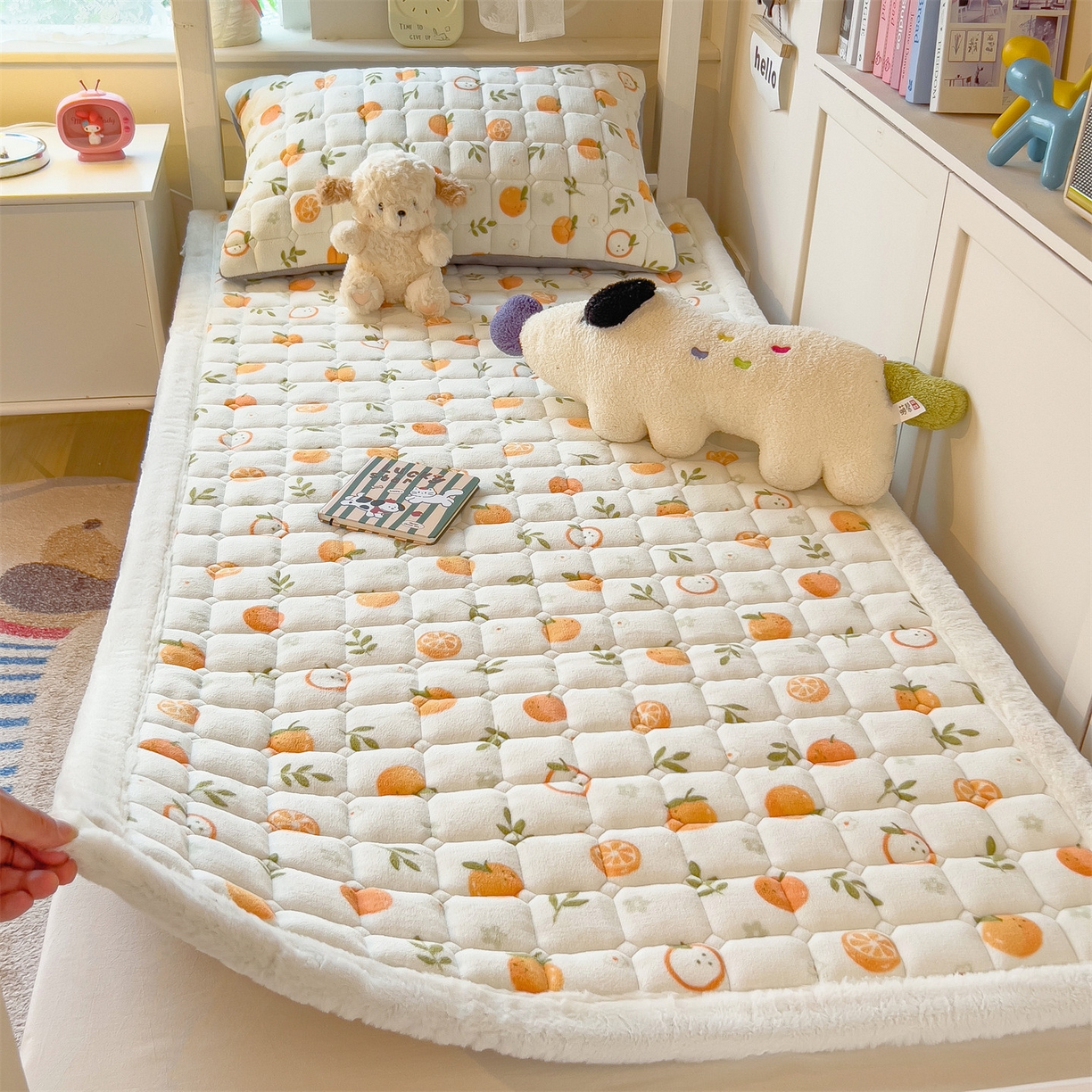 91家纺网 家纺一手货源 找家纺 丝幔家纺 2025新款牛奶绒印花床护垫学生款 大橘大利