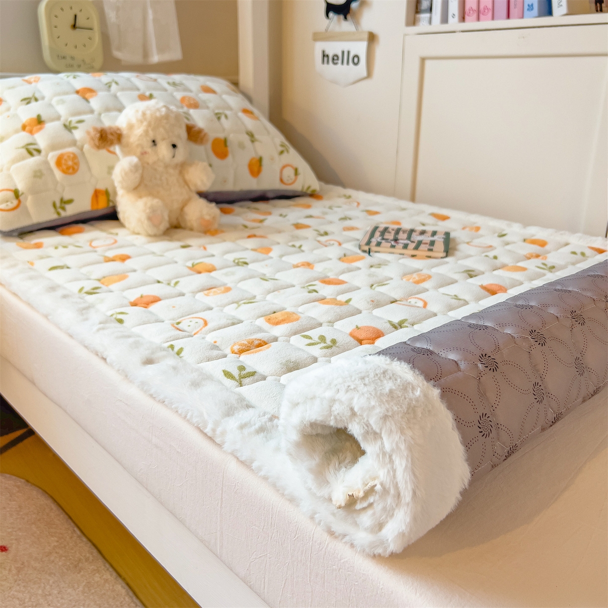 91家纺网 家纺一手货源 找家纺 丝幔家纺 2025新款牛奶绒印花床护垫学生款 大橘大利