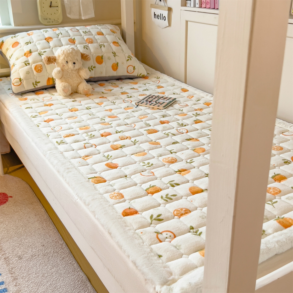 91家纺网 家纺一手货源 找家纺 丝幔家纺 2025新款牛奶绒印花床护垫学生款 大橘大利