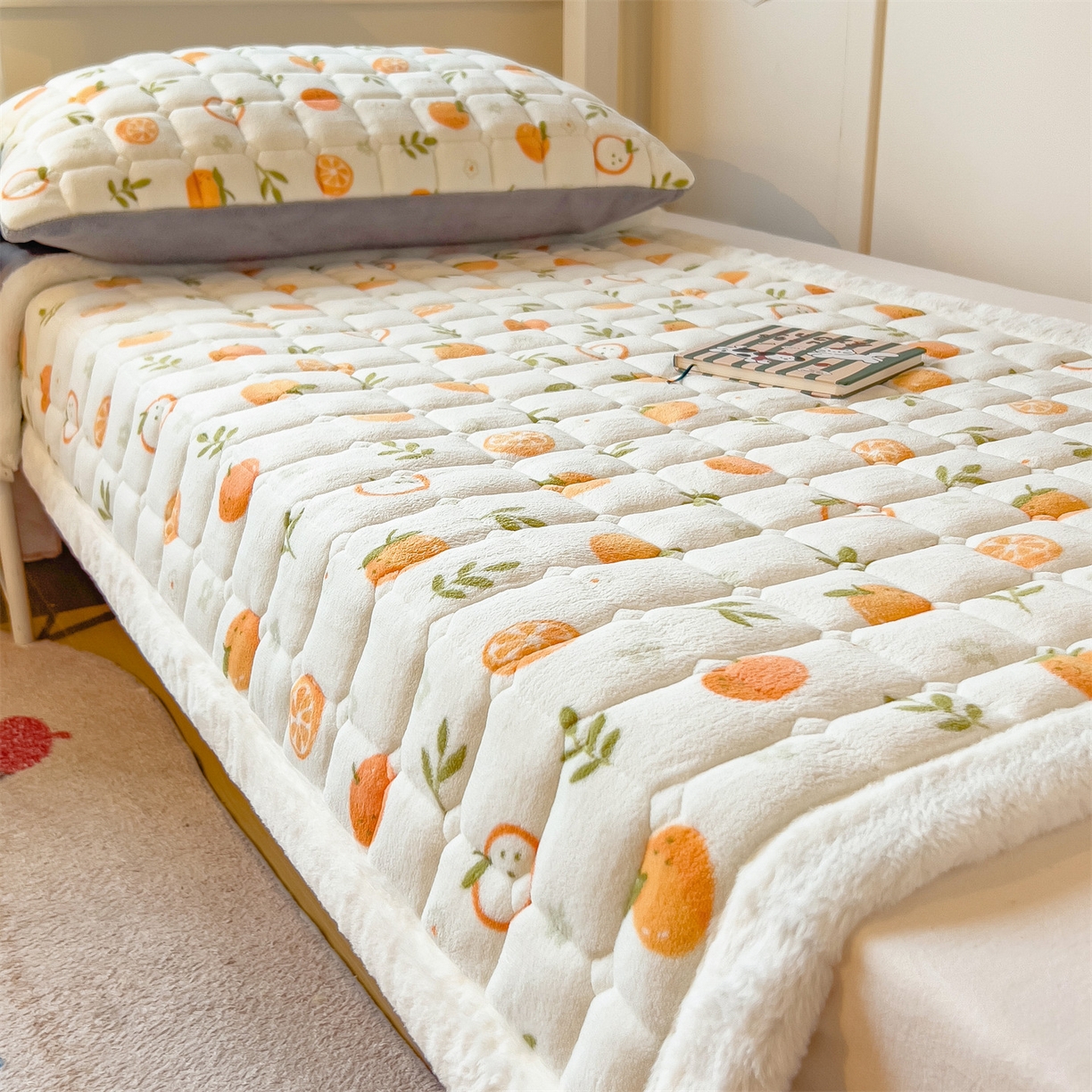 91家纺网 家纺一手货源 找家纺 丝幔家纺 2025新款牛奶绒印花床护垫学生款 大橘大利