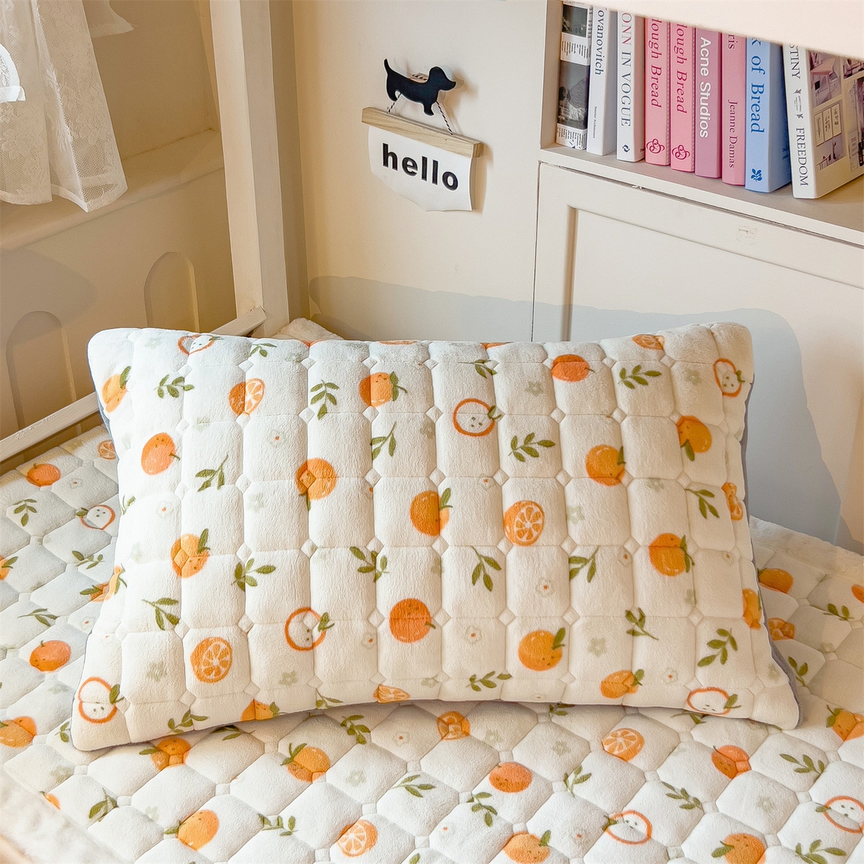 91家纺网 家纺一手货源 找家纺 丝幔家纺 2025新款牛奶绒印花床护垫学生款 大橘大利