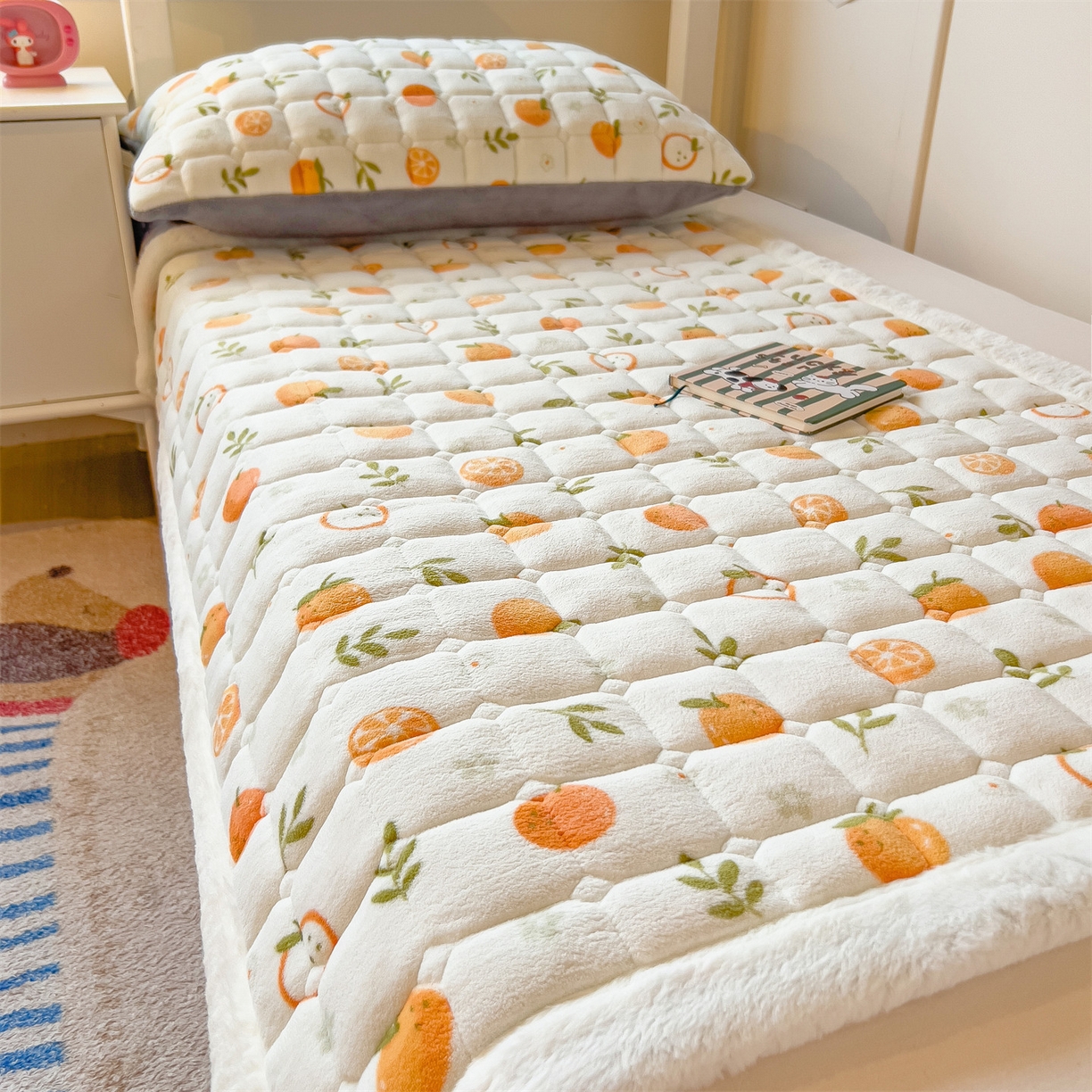 91家纺网 家纺一手货源 找家纺 丝幔家纺 2025新款牛奶绒印花床护垫学生款 大橘大利