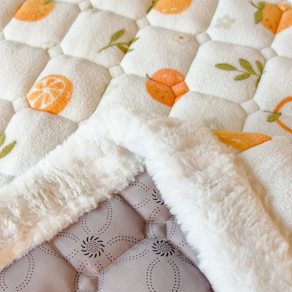 91家纺网 家纺一手货源 找家纺 丝幔家纺 2025新款牛奶绒印花床护垫学生款 大橘大利