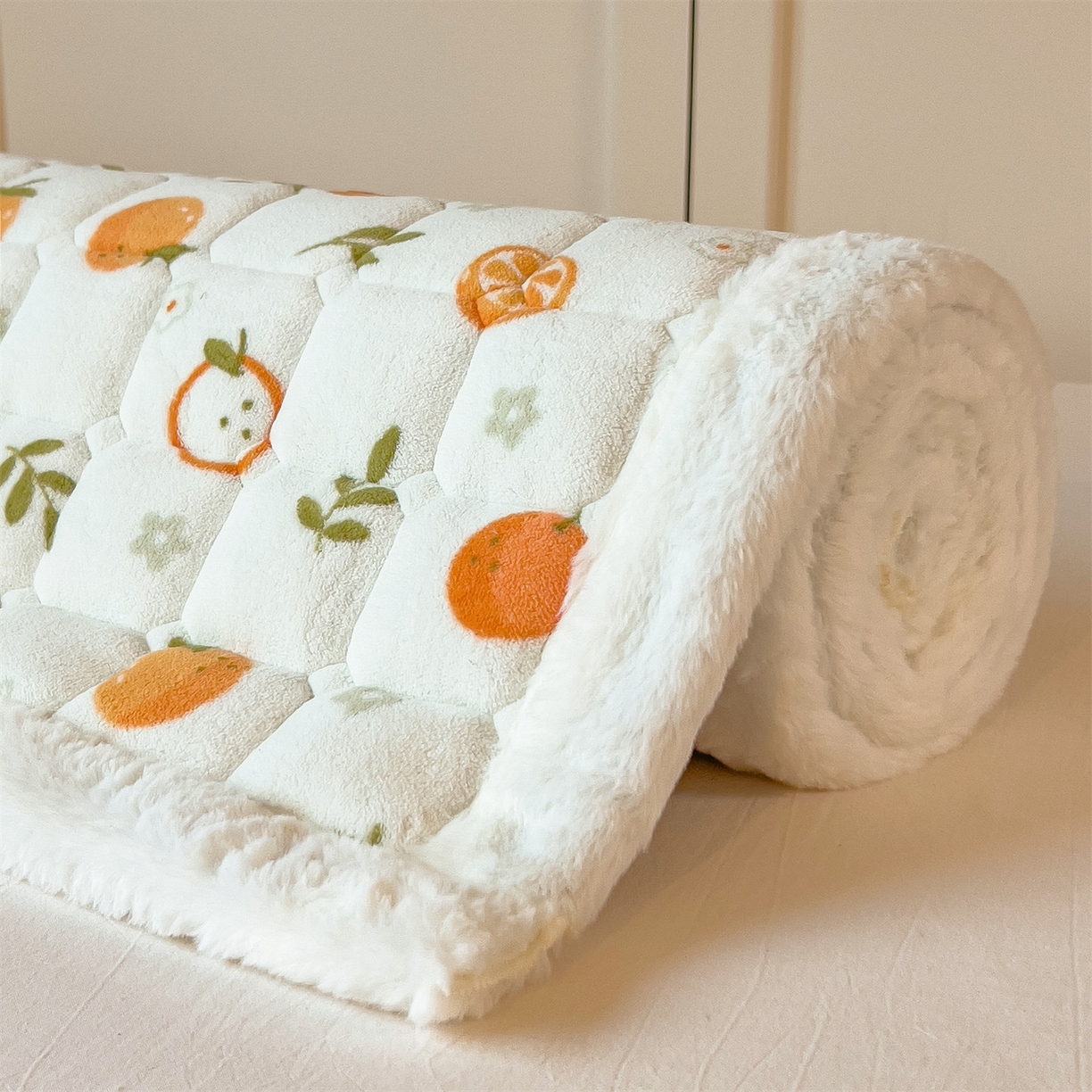 91家纺网 家纺一手货源 找家纺 丝幔家纺 2025新款牛奶绒印花床护垫学生款 大橘大利