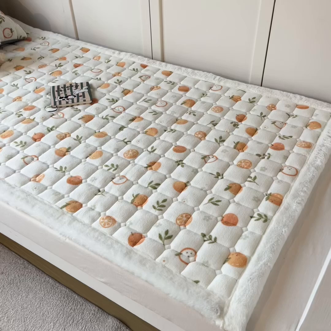 91家纺网 家纺一手货源 找家纺 丝幔家纺 2025新款牛奶绒印花床护垫学生款 大橘大利