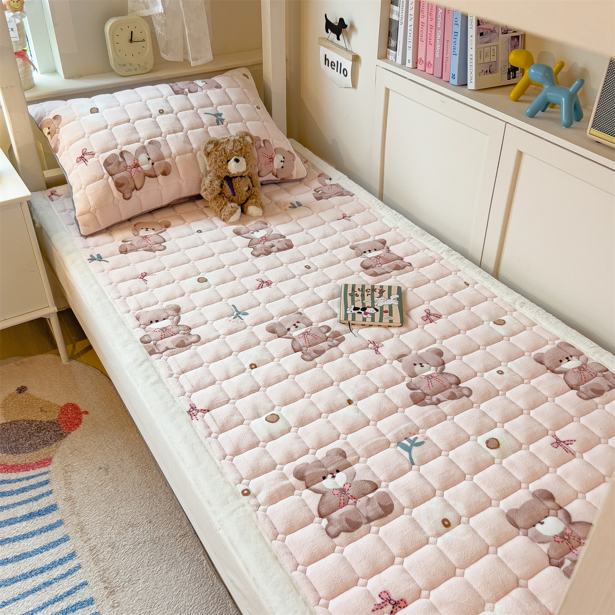 91家纺网 家纺一手货源 找家纺 丝幔家纺 2025新款牛奶绒印花床护垫学生款 花园小熊