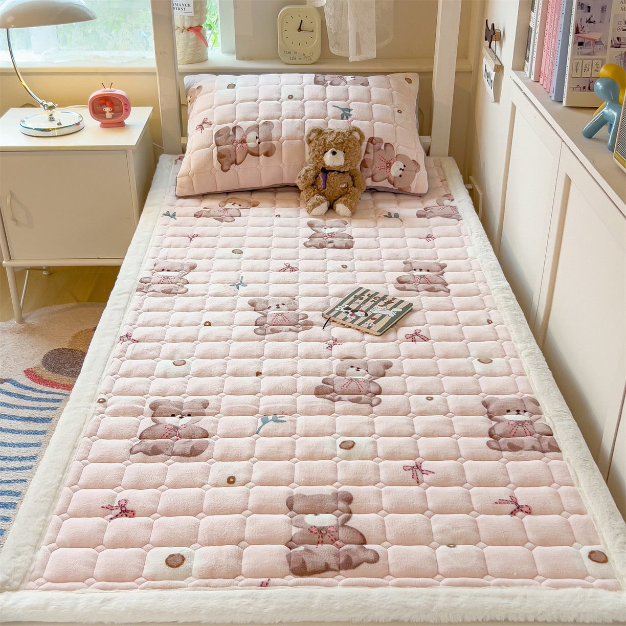 91家纺网 家纺一手货源 找家纺 丝幔家纺 2025新款牛奶绒印花床护垫学生款 花园小熊