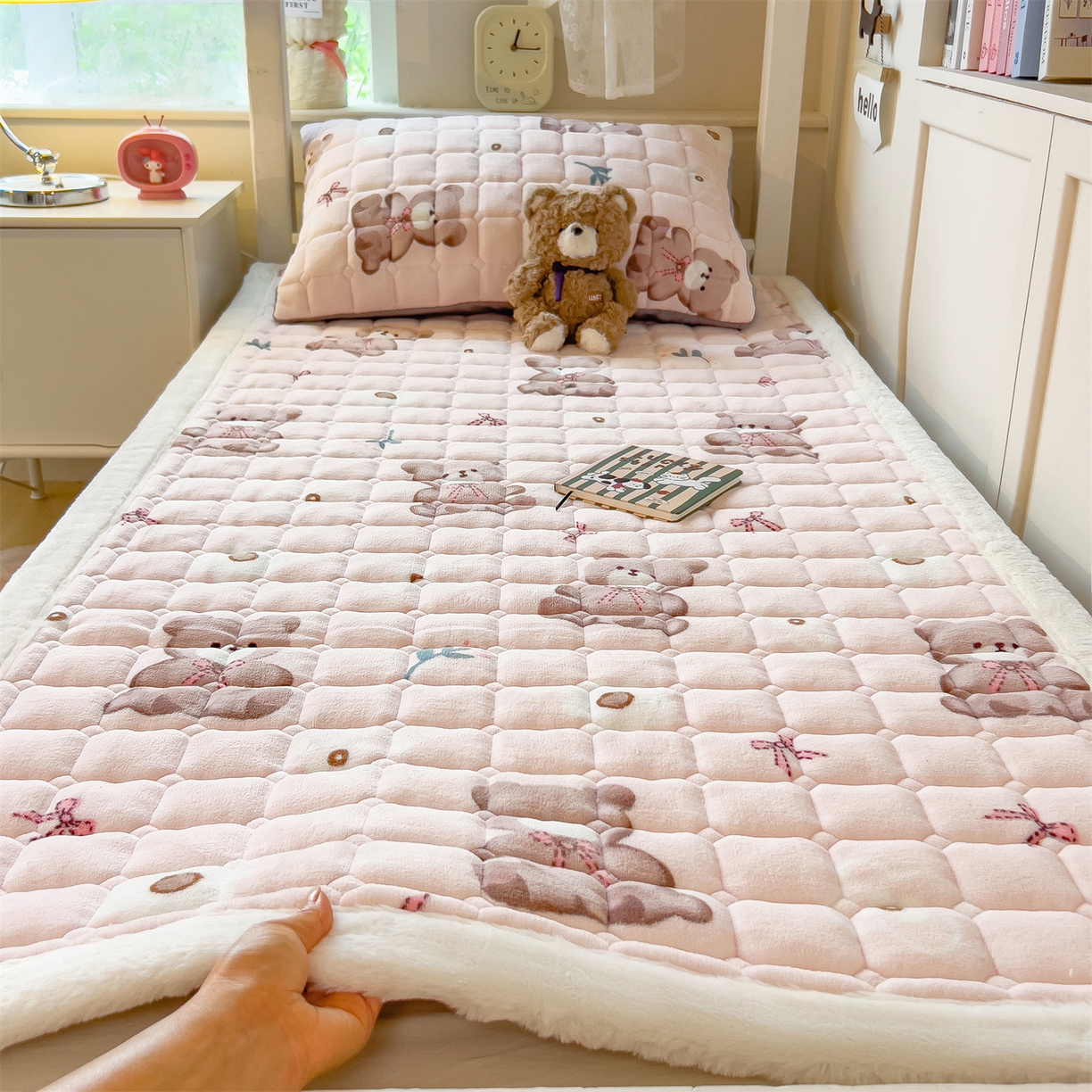 91家纺网 家纺一手货源 找家纺 丝幔家纺 2025新款牛奶绒印花床护垫学生款 花园小熊