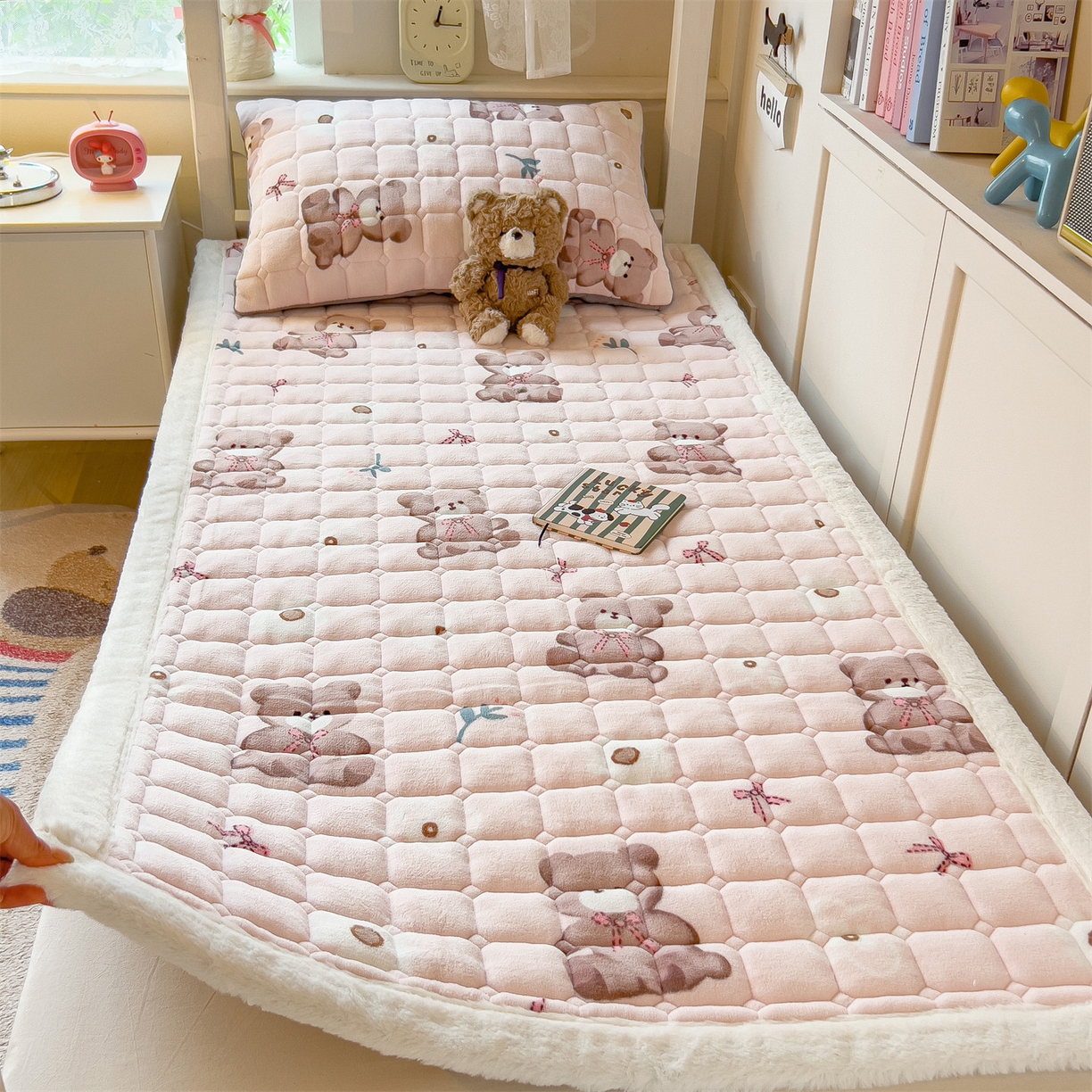 91家纺网 家纺一手货源 找家纺 丝幔家纺 2025新款牛奶绒印花床护垫学生款 花园小熊