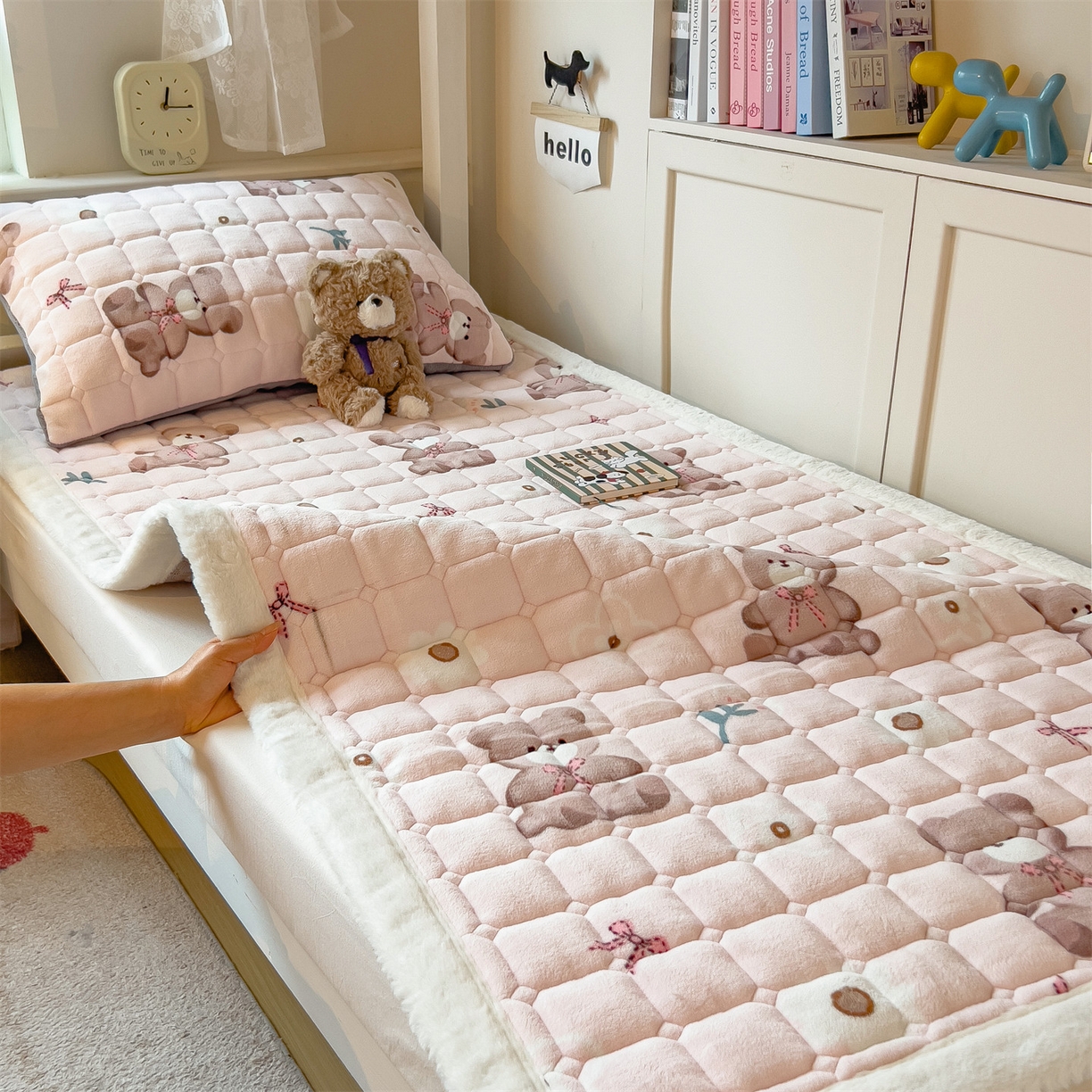 91家纺网 家纺一手货源 找家纺 丝幔家纺 2025新款牛奶绒印花床护垫学生款 花园小熊