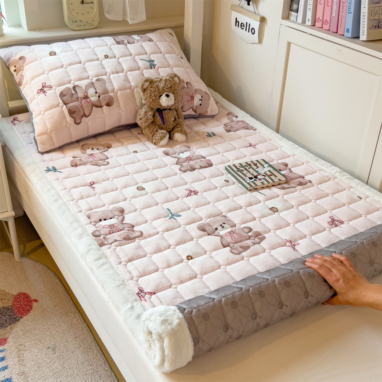 91家纺网 家纺一手货源 找家纺 丝幔家纺 2025新款牛奶绒印花床护垫学生款 花园小熊