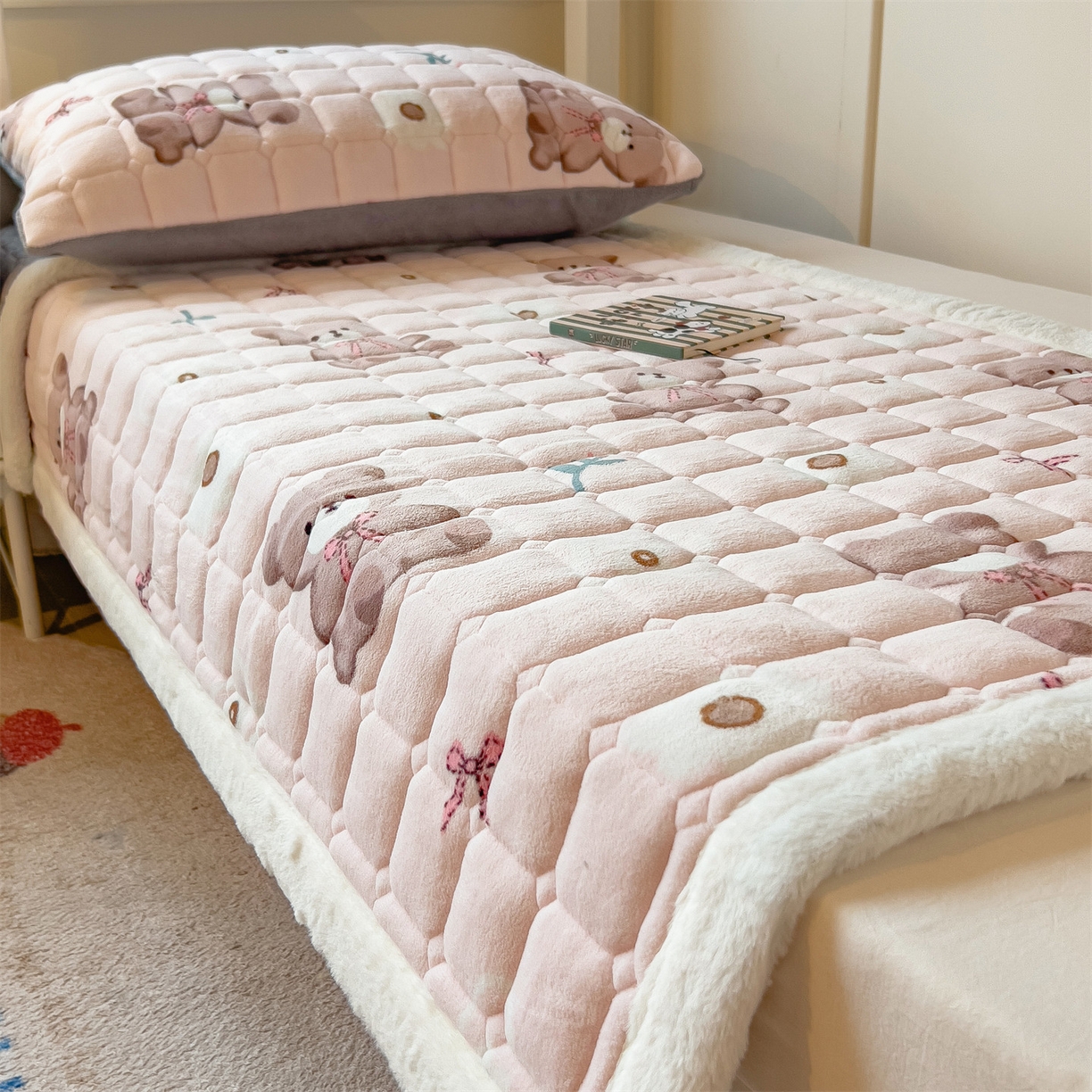 91家纺网 家纺一手货源 找家纺 丝幔家纺 2025新款牛奶绒印花床护垫学生款 花园小熊