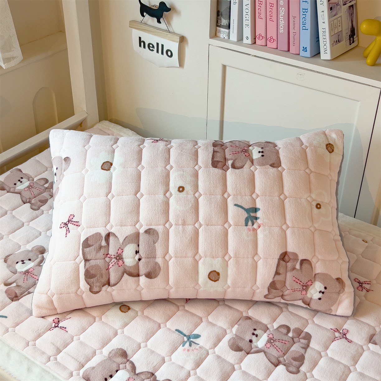 91家纺网 家纺一手货源 找家纺 丝幔家纺 2025新款牛奶绒印花床护垫学生款 花园小熊