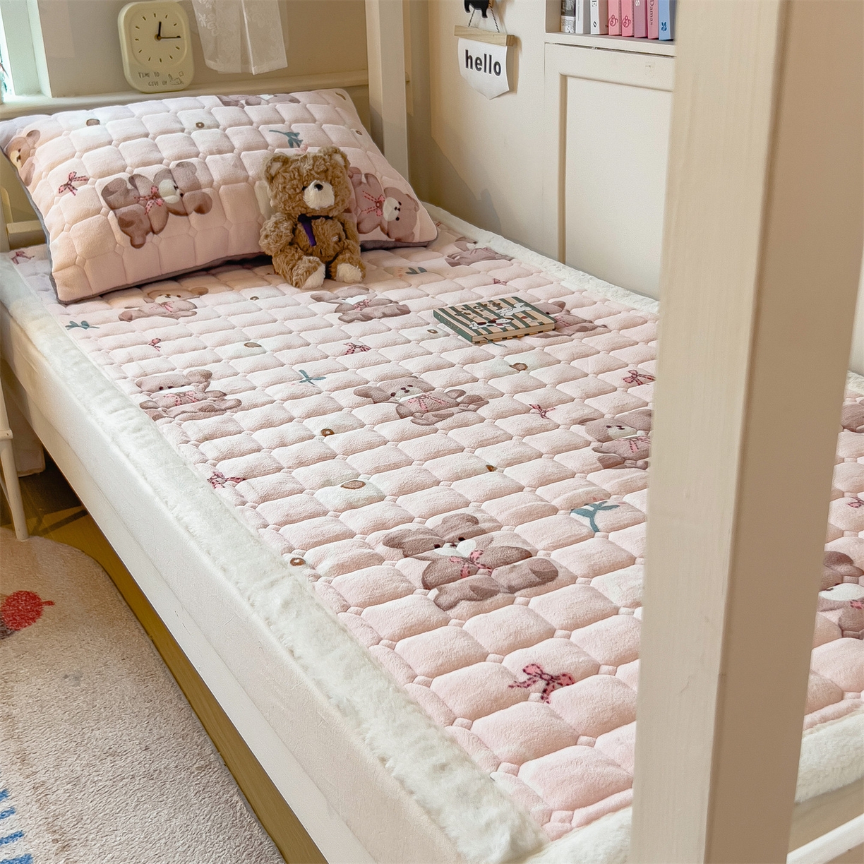 91家纺网 家纺一手货源 找家纺 丝幔家纺 2025新款牛奶绒印花床护垫学生款 花园小熊