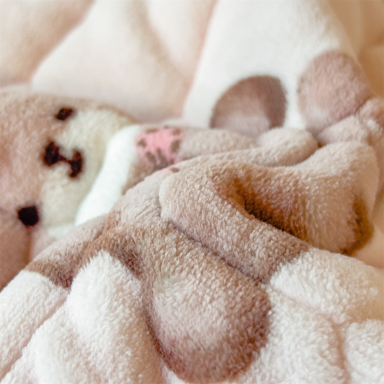 91家纺网 家纺一手货源 找家纺 丝幔家纺 2025新款牛奶绒印花床护垫学生款 花园小熊