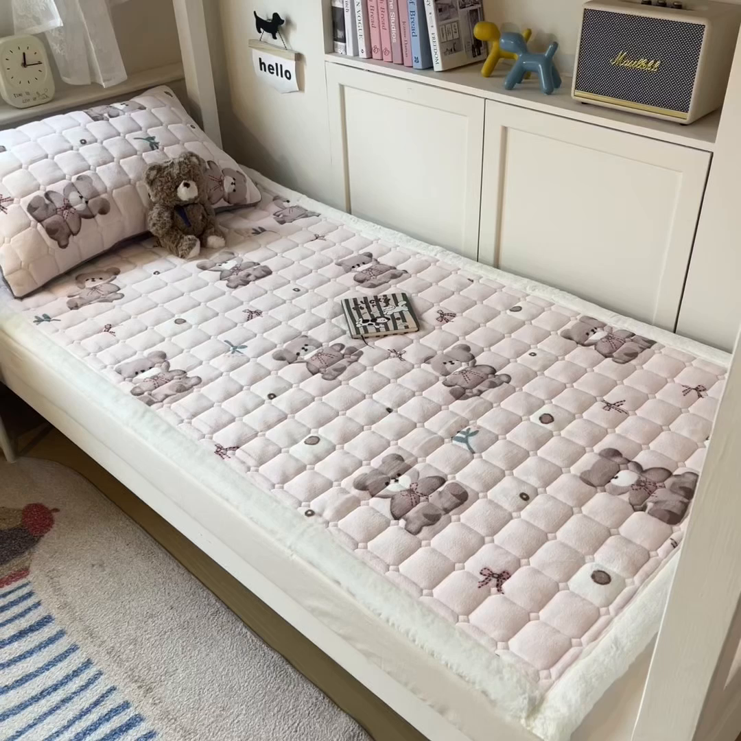 91家纺网 家纺一手货源 找家纺 丝幔家纺 2025新款牛奶绒印花床护垫学生款 花园小熊