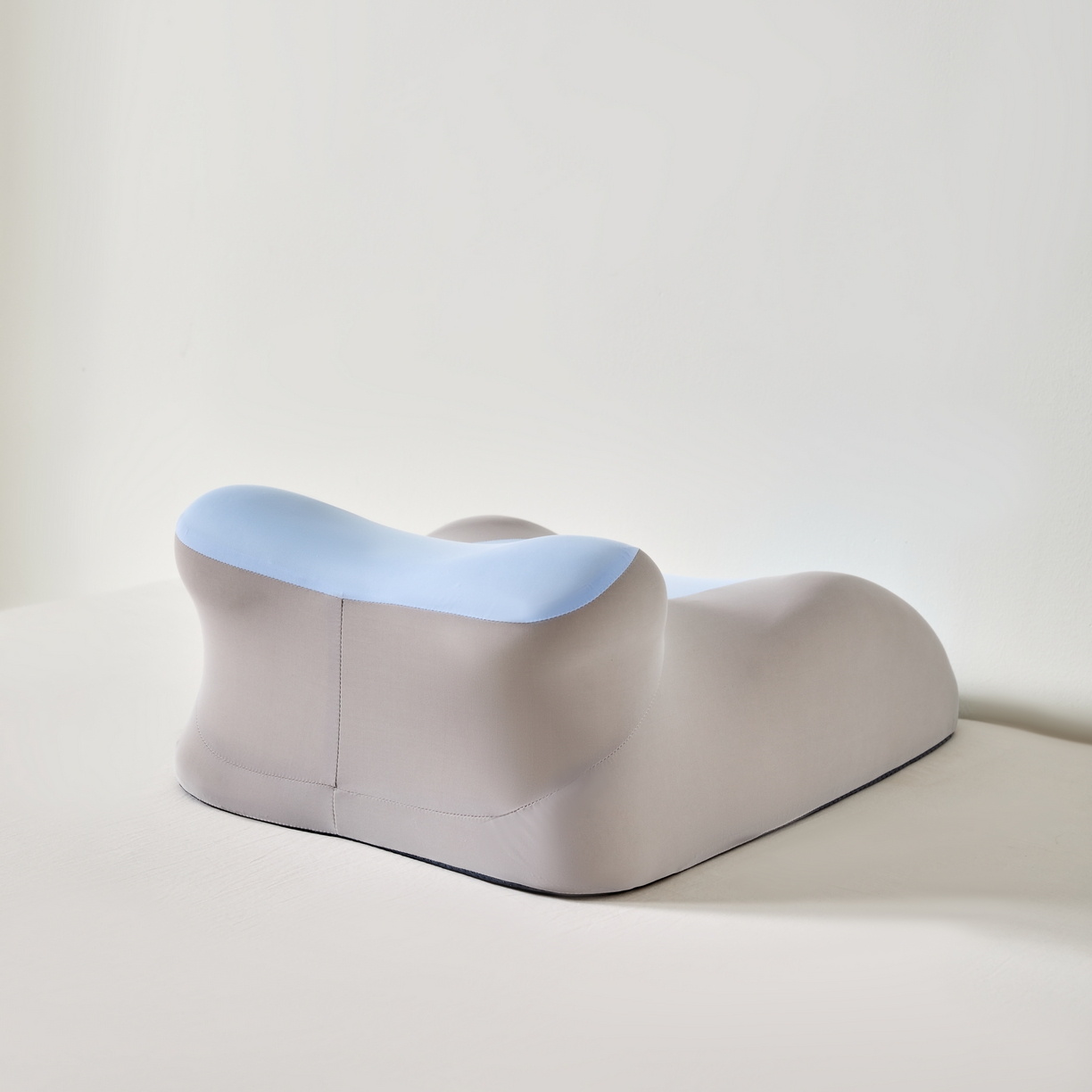 91家纺网 家纺一手货源 找家纺 芯链  2025年新款趴睡枕 蓝色