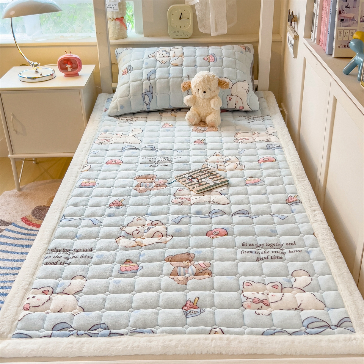 91家纺网 家纺一手货源 找家纺 丝幔家纺 2025新款牛奶绒印花床护垫学生款 欢乐下午茶