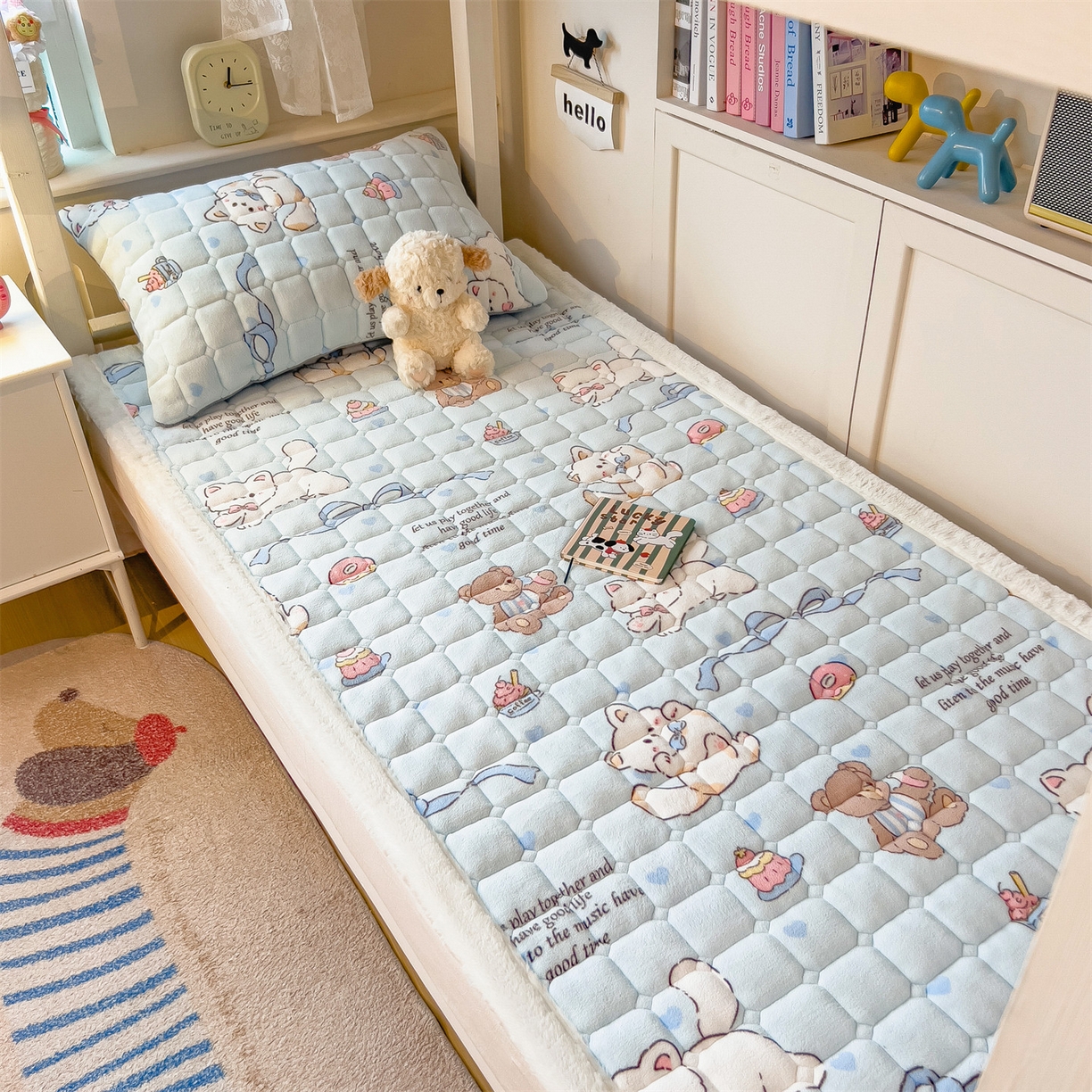 91家纺网 家纺一手货源 找家纺 丝幔家纺 2025新款牛奶绒印花床护垫学生款 欢乐下午茶