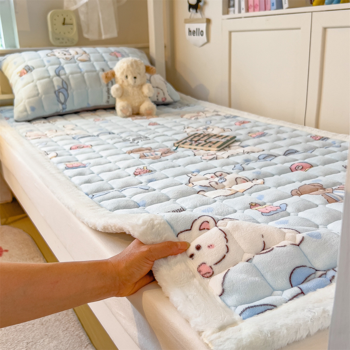 91家纺网 家纺一手货源 找家纺 丝幔家纺 2025新款牛奶绒印花床护垫学生款 欢乐下午茶