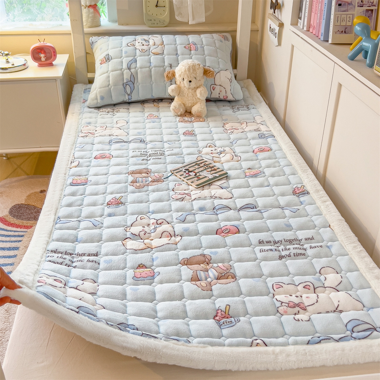 91家纺网 家纺一手货源 找家纺 丝幔家纺 2025新款牛奶绒印花床护垫学生款 欢乐下午茶