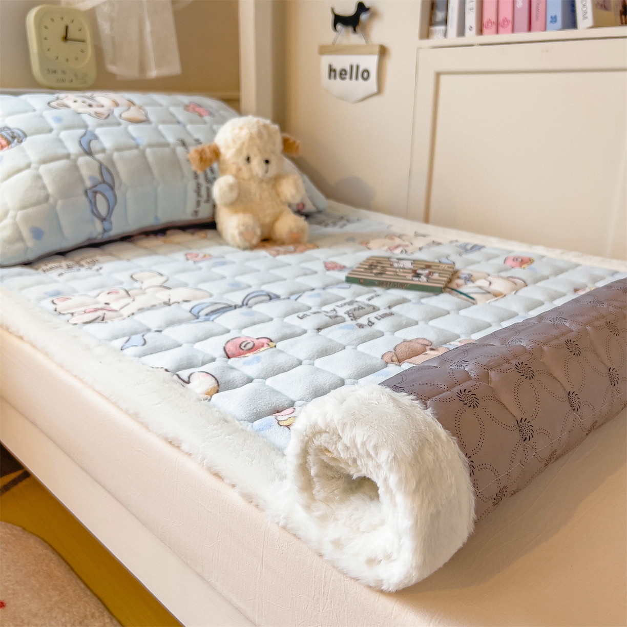 91家纺网 家纺一手货源 找家纺 丝幔家纺 2025新款牛奶绒印花床护垫学生款 欢乐下午茶