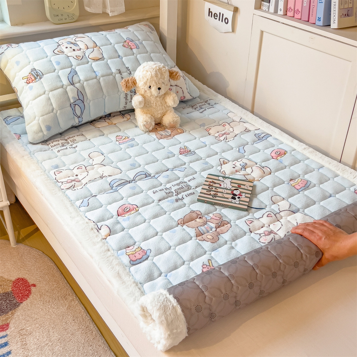 91家纺网 家纺一手货源 找家纺 丝幔家纺 2025新款牛奶绒印花床护垫学生款 欢乐下午茶