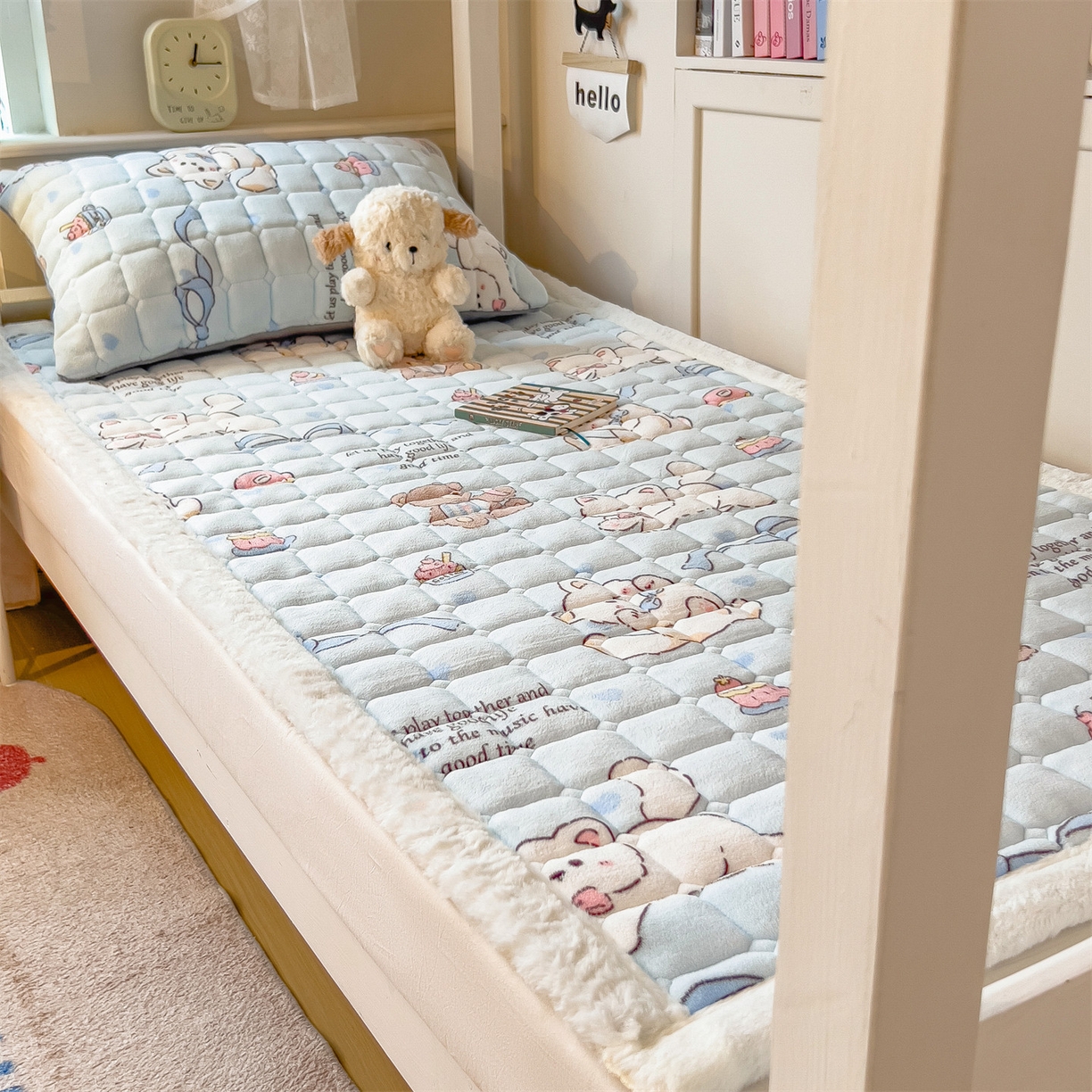 91家纺网 家纺一手货源 找家纺 丝幔家纺 2025新款牛奶绒印花床护垫学生款 欢乐下午茶