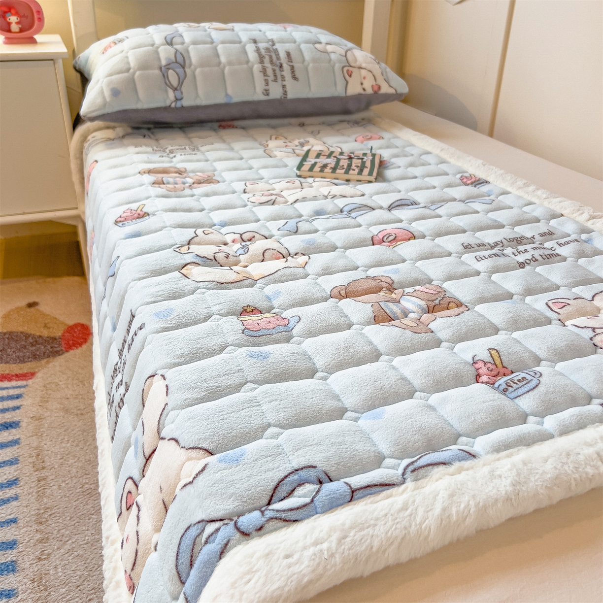 91家纺网 家纺一手货源 找家纺 丝幔家纺 2025新款牛奶绒印花床护垫学生款 欢乐下午茶