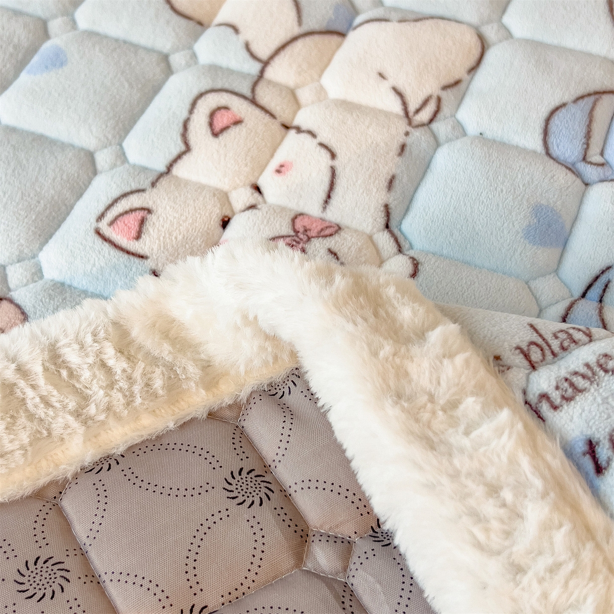 91家纺网 家纺一手货源 找家纺 丝幔家纺 2025新款牛奶绒印花床护垫学生款 欢乐下午茶