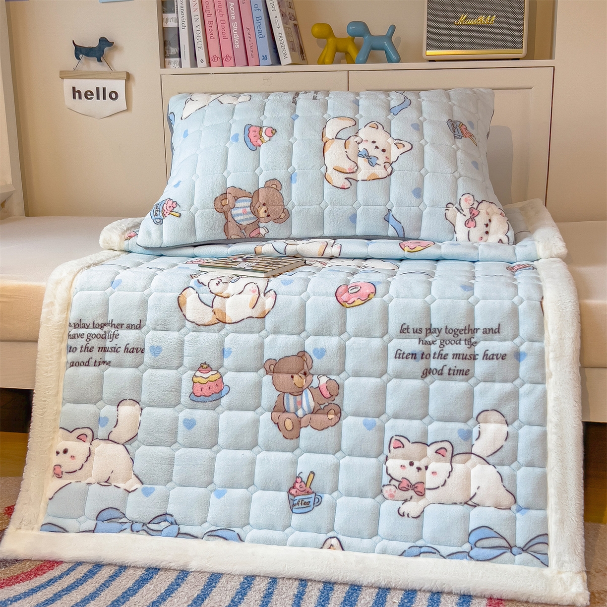 91家纺网 家纺一手货源 找家纺 丝幔家纺 2025新款牛奶绒印花床护垫学生款 欢乐下午茶