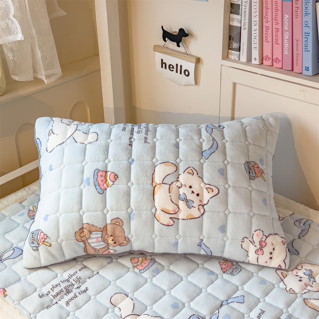 91家纺网 家纺一手货源 找家纺 丝幔家纺 2025新款牛奶绒印花床护垫学生款 欢乐下午茶